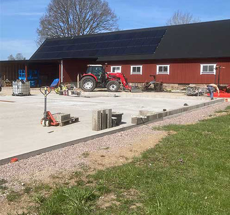 Grundarbete med flytspackel utanför ett hus